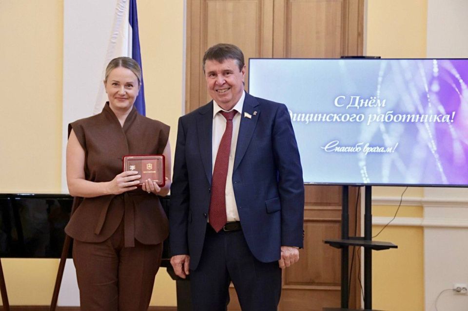 Первый заместитель Председателя Государственного Совета Республики Крым Сергей Цеков поздравил медицинских работников с профессиональным праздником в Доме Дворянского собрания в Симферополе Первый заместитель Председателя Государственного Совета Республики Крым Сергей Цеков поздравил медицинских работников с профессиональным праздником в Доме Дворянского собрания в Симферополе
