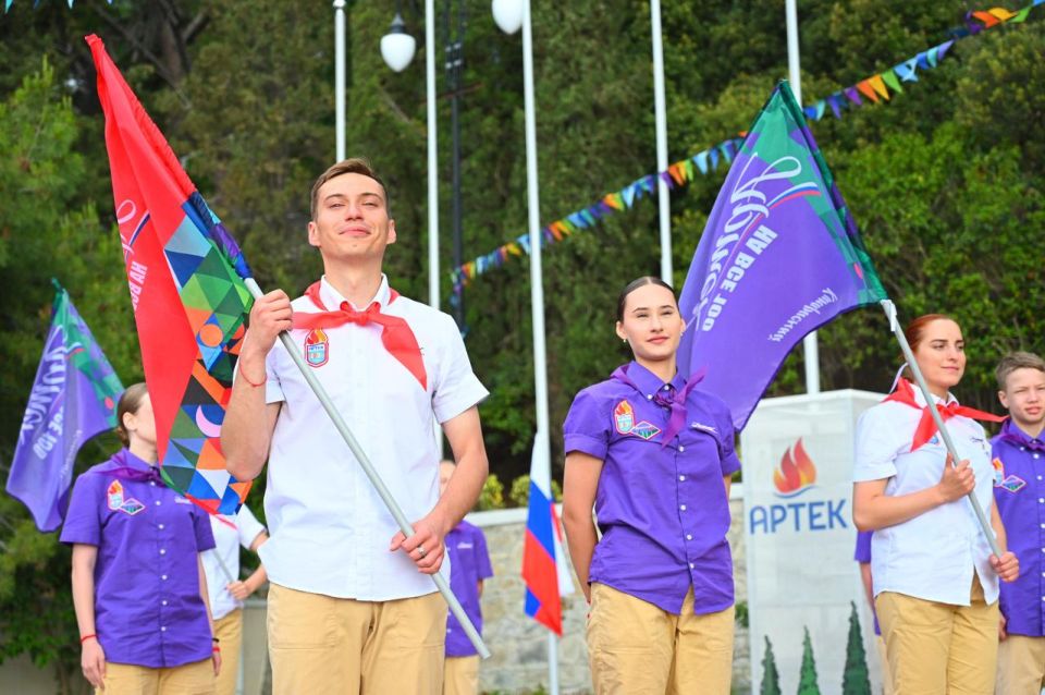 Во всех лагерях «Артека» прошли торжественные линейки по случаю 100-летия детского центра Во всех лагерях «Артека» прошли торжественные линейки по случаю 100-летия детского центра