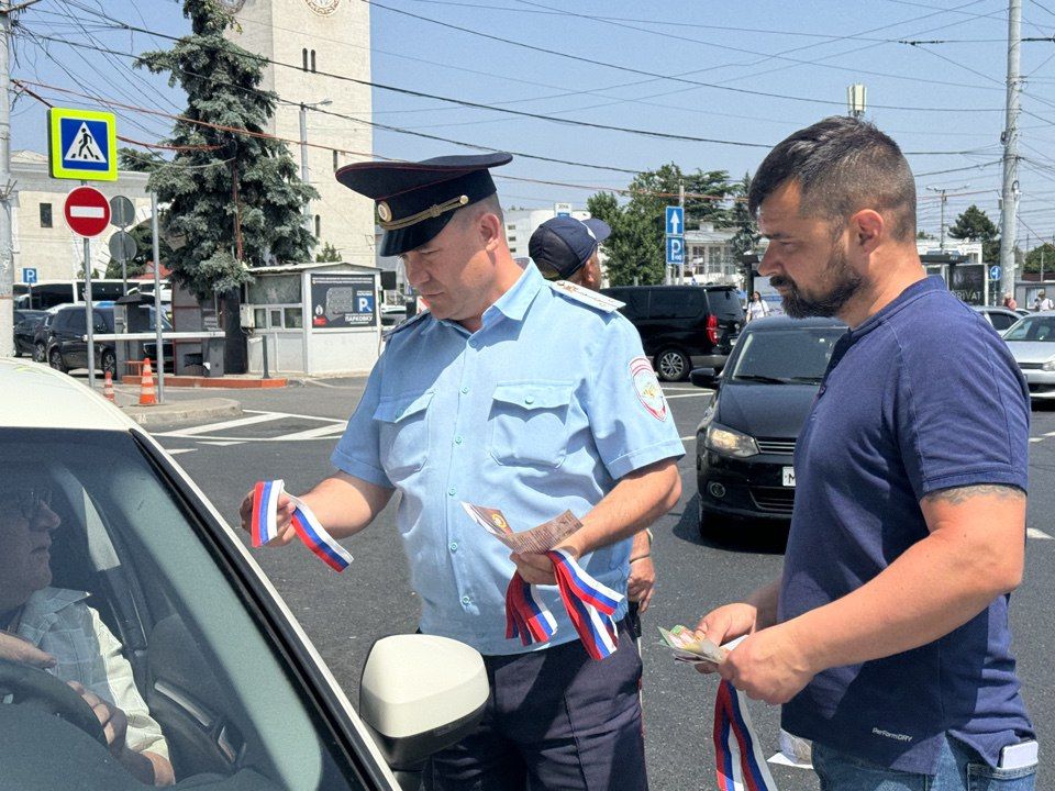 В Симферополе сотрудники Госавтоинспекции совместно с общественниками организовали акцию «От каждого из нас зависит будущее» В Симферополе сотрудники Госавтоинспекции совместно с общественниками организовали акцию «От каждого из нас зависит будущее»