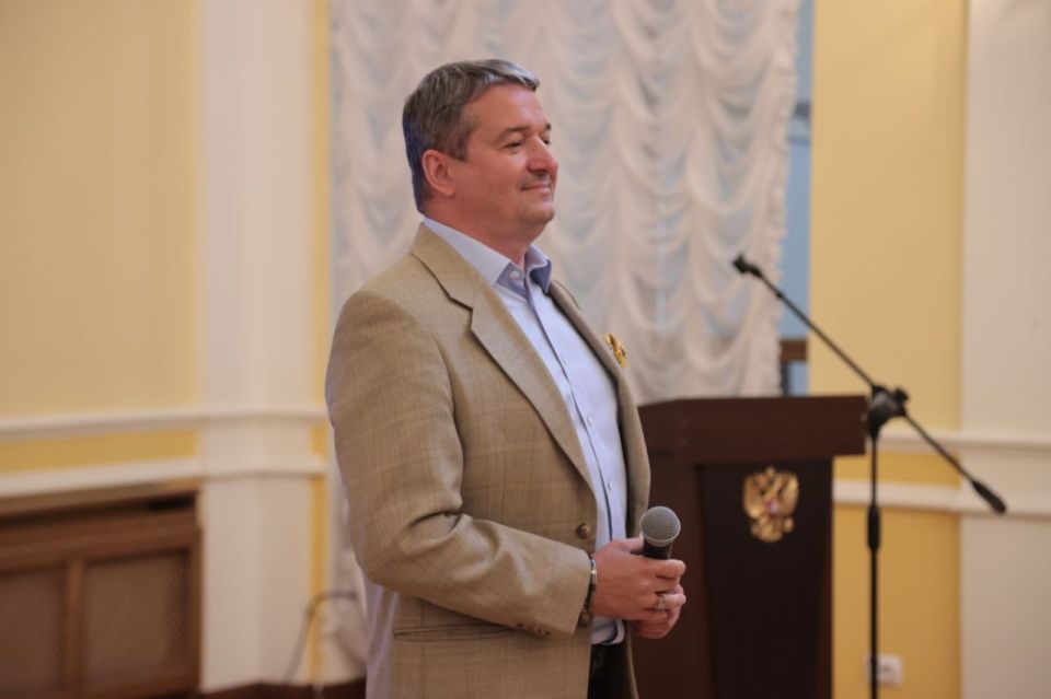 Владимир Константинов: В честь Дня медицинского работника традиционно вручили крымским медработникам государственные награды, знаки отличия и удостоверения о присуждении 27 премий Государственного Совета по 38 рублей тысяч... Владимир Константинов: В честь Дня медицинского работника традиционно вручили крымским медработникам государственные награды, знаки отличия и удостоверения о присуждении 27 премий Государственного Совета по 38 рублей тысяч...