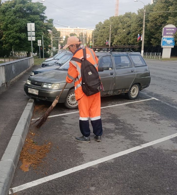 Делаем город комфортнее. Уборка городских территорий ведется ежедневно, без перерывов и выходных Делаем город комфортнее. Уборка городских территорий ведется ежедневно, без перерывов и выходных