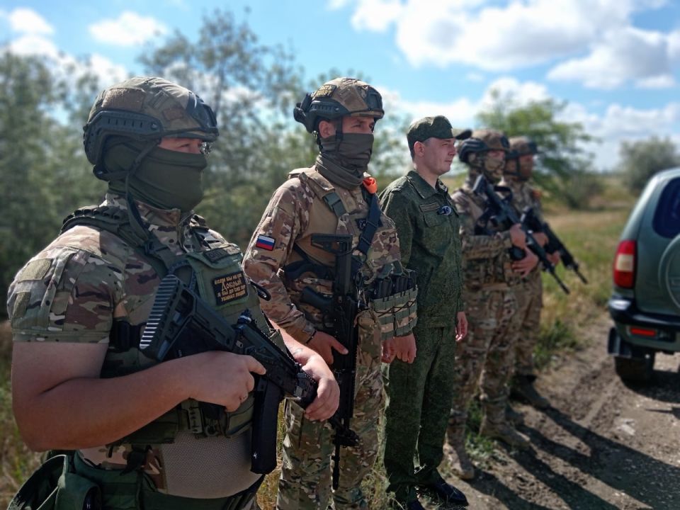 Офицеры ГСУ СК России по Республике Крым и городу Севастополю продолжают оказывать помощь военнослужащим на передовой Офицеры ГСУ СК России по Республике Крым и городу Севастополю продолжают оказывать помощь военнослужащим на передовой