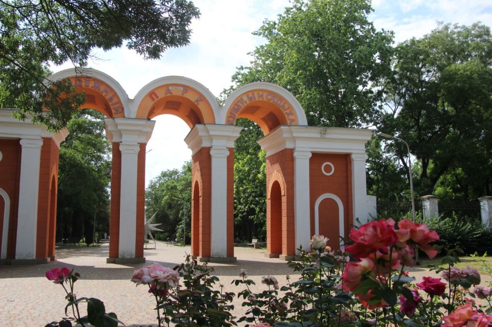 В Керчи продолжаются работы по ремонту скамеек на общественных территориях В Керчи продолжаются работы по ремонту скамеек на общественных территориях