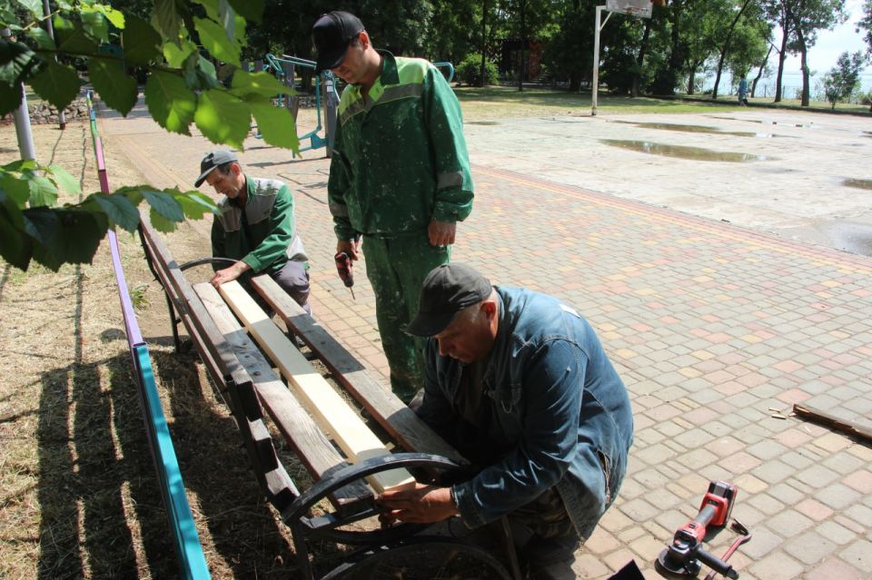 В Керчи продолжаются работы по ремонту скамеек на общественных территориях В Керчи продолжаются работы по ремонту скамеек на общественных территориях