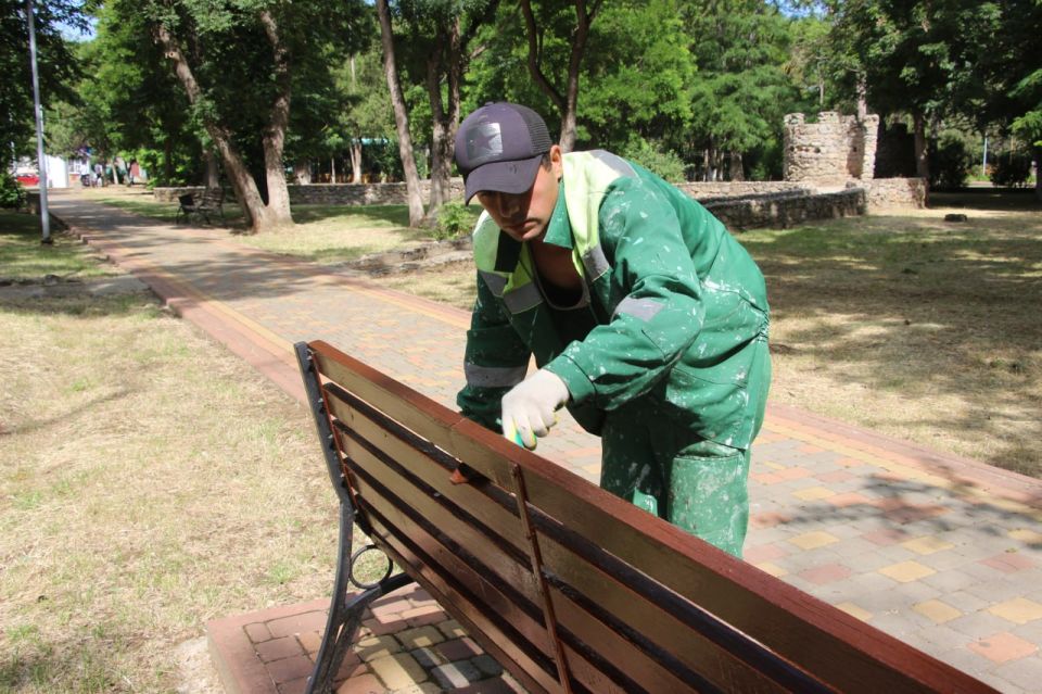 В Керчи продолжаются работы по ремонту скамеек на общественных территориях В Керчи продолжаются работы по ремонту скамеек на общественных территориях
