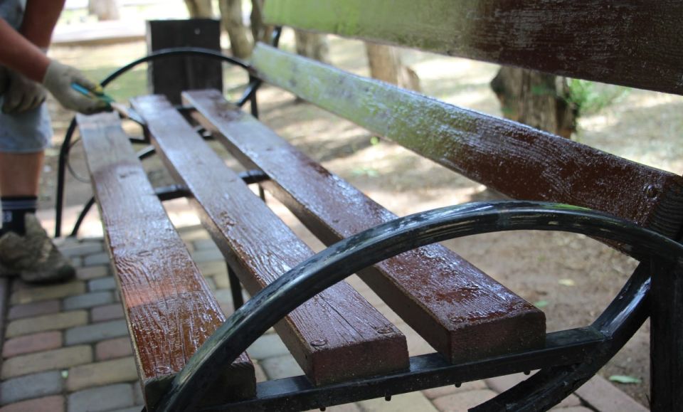 В Керчи продолжаются работы по ремонту скамеек на общественных территориях В Керчи продолжаются работы по ремонту скамеек на общественных территориях
