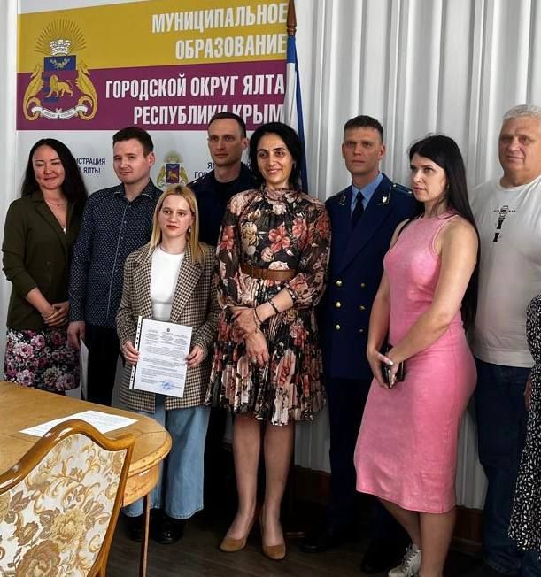 В Ялте после вмешательства прокуратуры сироте выдан государственный жилищный сертификат В Ялте после вмешательства прокуратуры сироте выдан государственный жилищный сертификат