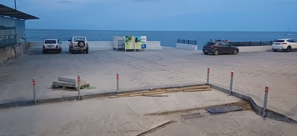 Новая ялтинская набережная внезапно превратилась в бесплатную парковку Новая ялтинская набережная внезапно превратилась в бесплатную парковку