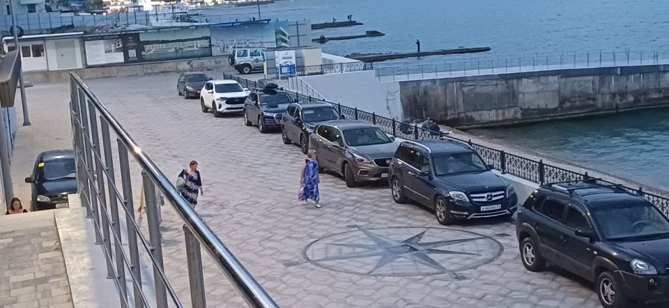 Новая ялтинская набережная внезапно превратилась в бесплатную парковку Новая ялтинская набережная внезапно превратилась в бесплатную парковку