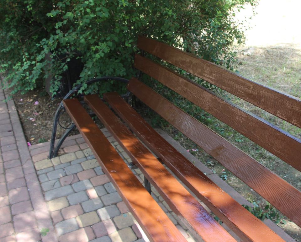 В Керчи продолжаются работы по ремонту скамеек на общественных территориях В Керчи продолжаются работы по ремонту скамеек на общественных территориях