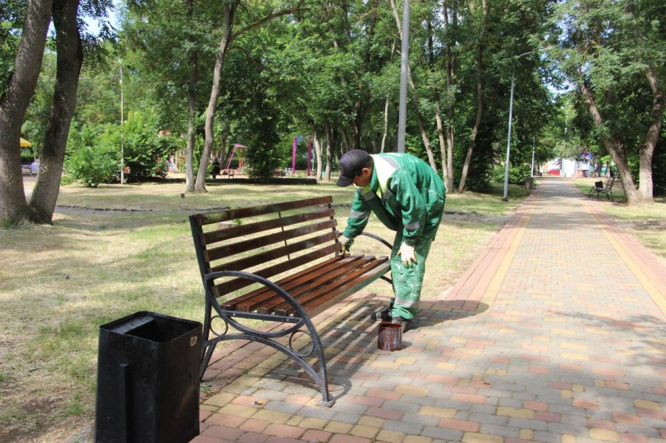 В Керчи продолжаются работы по ремонту скамеек на общественных территориях В Керчи продолжаются работы по ремонту скамеек на общественных территориях