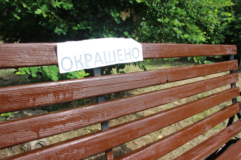 В Керчи продолжаются работы по ремонту скамеек на общественных территориях В Керчи продолжаются работы по ремонту скамеек на общественных территориях