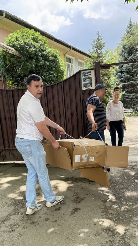 Члены Общественной палаты Крыма подарили средства передвижения детям с ограниченными физическими возможностями из детского сада «Крымчаночка» Члены Общественной палаты Крыма подарили средства передвижения детям с ограниченными физическими возможностями из детского сада «Крымчаночка»