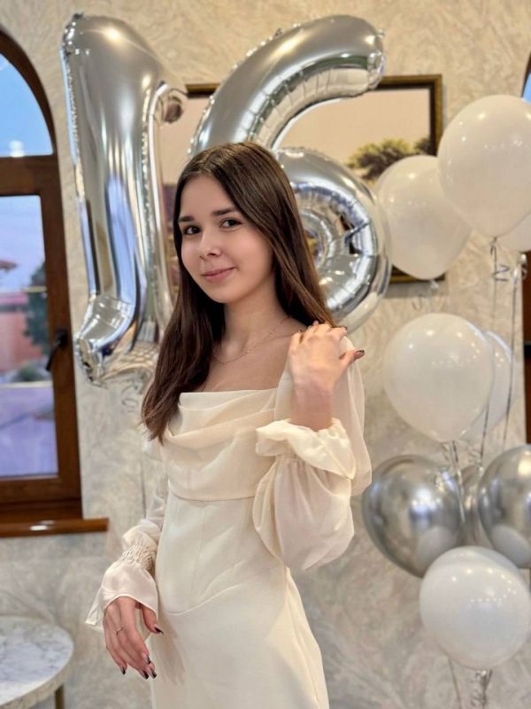 С большим уважением и искренней радостью поздравляю Адиле Аплаеву, ученицу 11-Б класса Гимназии №1 им. К.И. Щёлкина города Белогорска, с выдающимся результатом — 100 баллов по ЕГЭ по химии!