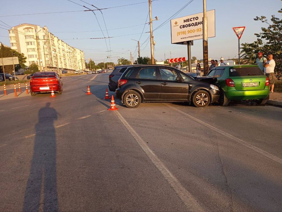 В Севастополе иномарка столкнулась с тремя автомобилями, в одном из которых находился 2-месячный ребенок