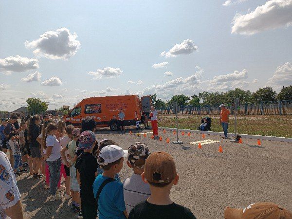 День безопасного движения. Педагоги ресурсного центра по профилактике детского дорожно-транспортного травматизма «Лаборатория безопасности» ГБОУ ДО РК «ДДЮТ» совместно с Инспектором по пропаганде БДД отделения...