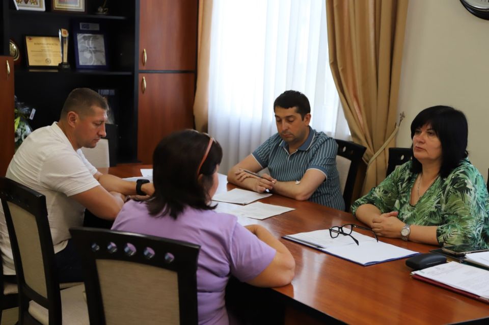 Прошел еженедельный прием граждан главой администрации Бахчисарайского района Анжеликой Ястребовой вместе с заместителями и представителями структурных подразделений администрации района Прошел еженедельный прием граждан главой администрации Бахчисарайского района Анжеликой Ястребовой вместе с заместителями и представителями структурных подразделений администрации района