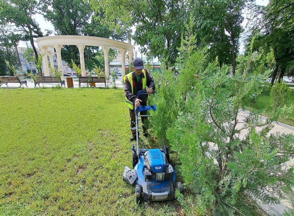 В парках и скверах Симферополя в ежедневном режиме ведётся покос травы: в работах задействовано до 15 человек В парках и скверах Симферополя в ежедневном режиме ведётся покос травы: в работах задействовано до 15 человек