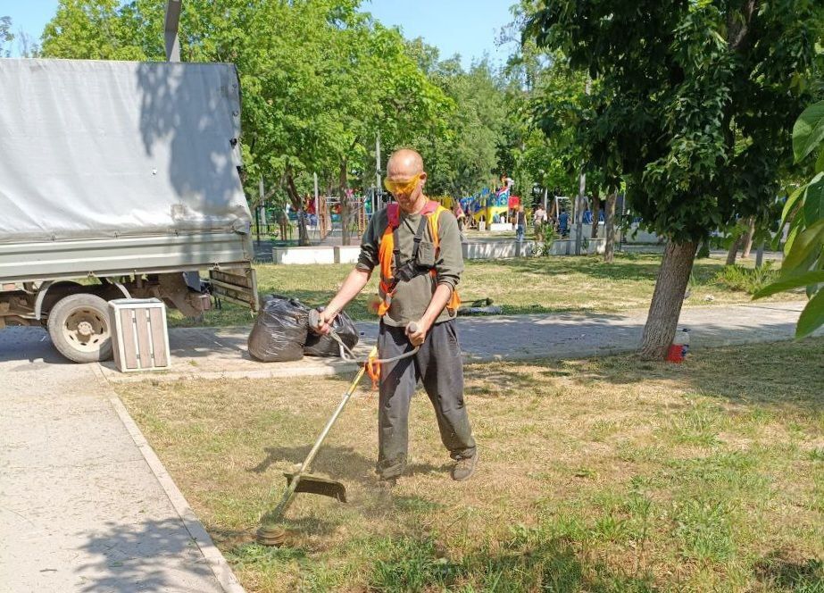 В парках и скверах Симферополя в ежедневном режиме ведётся покос травы: в работах задействовано до 15 человек В парках и скверах Симферополя в ежедневном режиме ведётся покос травы: в работах задействовано до 15 человек