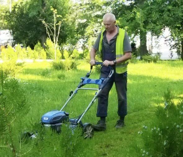 В парках и скверах Симферополя в ежедневном режиме ведётся покос травы: в работах задействовано до 15 человек В парках и скверах Симферополя в ежедневном режиме ведётся покос травы: в работах задействовано до 15 человек