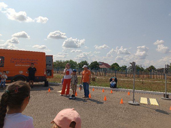 День безопасного движения. Педагоги ресурсного центра по профилактике детского дорожно-транспортного травматизма «Лаборатория безопасности» ГБОУ ДО РК «ДДЮТ» совместно с Инспектором по пропаганде БДД отделения...