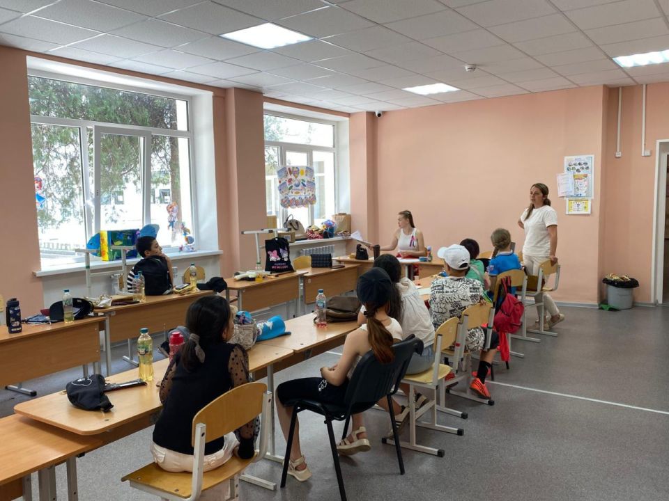 Отделы ЗАГС Крыма продолжают проводить лекции, круглые-столы и обсуждения в учреждениях республики для детей и взрослых и специалистов профильных сфер под названием: «Защита прав детей - дело государственное»
