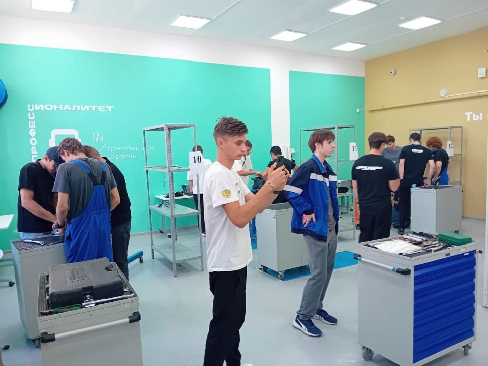 Побывали на Дне открытых дверей в Автотранспортном техникуме г. Симферополь — было интересно, познавательно и с ароматом свежего моторного масла!