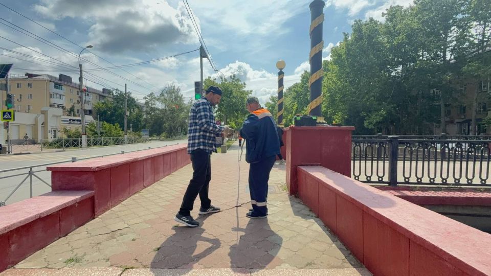 Восстановлением освещения на переходах через Мелек Чесме занимаются в эти дни специалисты предприятия «Горсвет-Керчь»