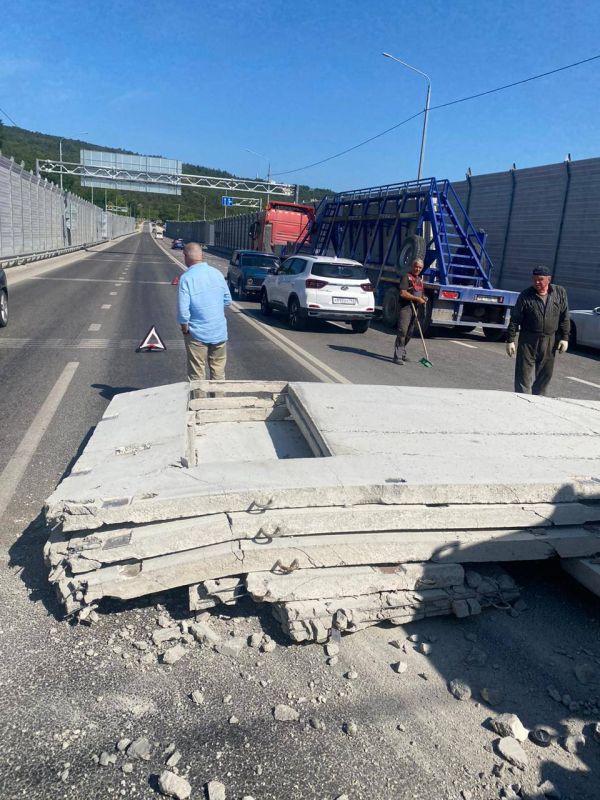 Бетонные плиты вывалились из грузовика во время движения по трассе под Севастополем