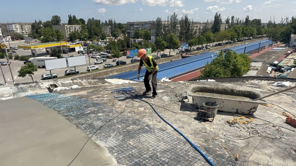 В крытом корпусе центрального рынка ведется ремонт купола