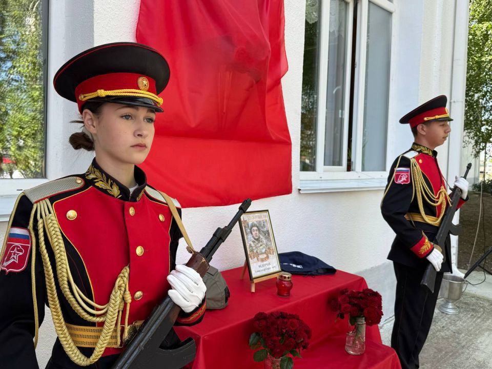 Иван Манучаров: В Нижнегорском открыли мемориальную доску военкору Александру Федорчаку Иван Манучаров: В Нижнегорском открыли мемориальную доску военкору Александру Федорчаку