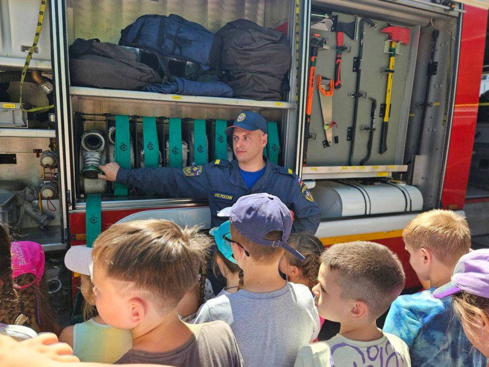 В рамках работы детского лагеря дневного пребывания на базе МБОУ «Симферопольский экономический лицей» прошли обучающие мероприятия с участием сотрудников МЧС России и «Крым-Спаса»