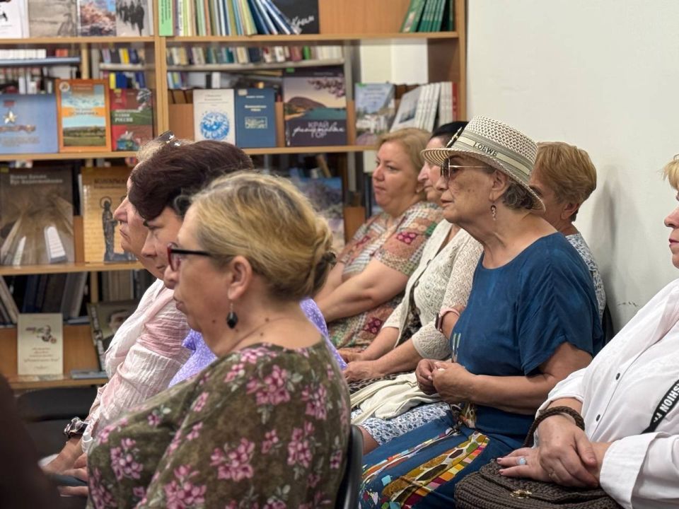 В Черноморской центральной районной библиотеке им. О. Корсовецкого прошла творческая встреча с поэтом и писателем Виктором Слипенчуком