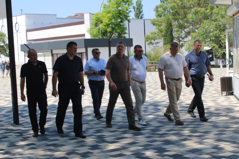 Игорь Крутьков: Вместе с заместителем председателя СМ РК Николаем Воробьевым и министром ЖКХ Захаром Щегленко вчера с целью проверки результатов работ по благоустройству посетили площади «Крымской весны» в г. Щелкино