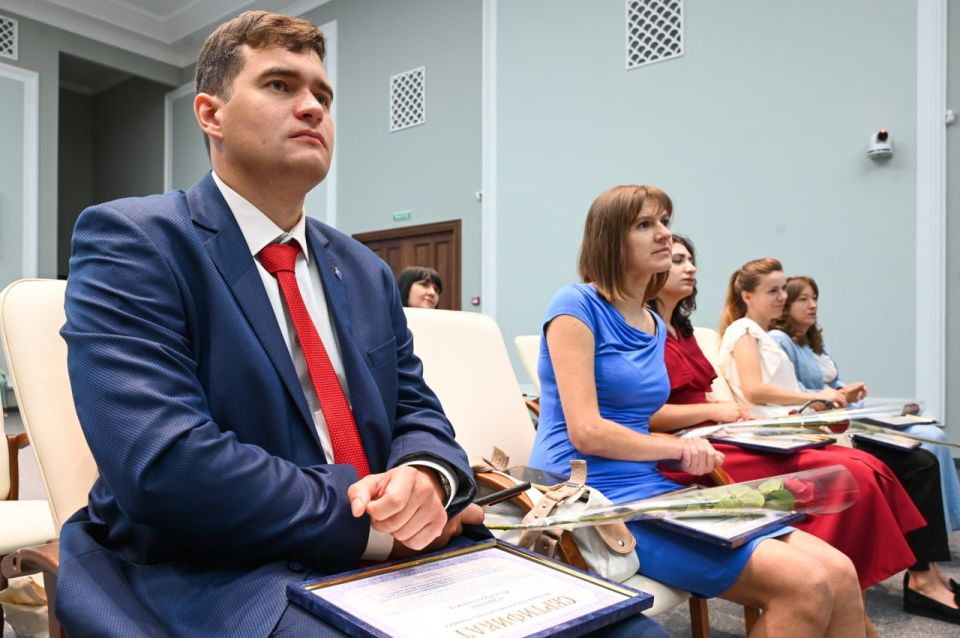 Сергей Аксёнов: Рад вручить заслуженные награды крымчанам – победителям и финалистам республиканских этапов всероссийских конкурсов педагогического мастерства
