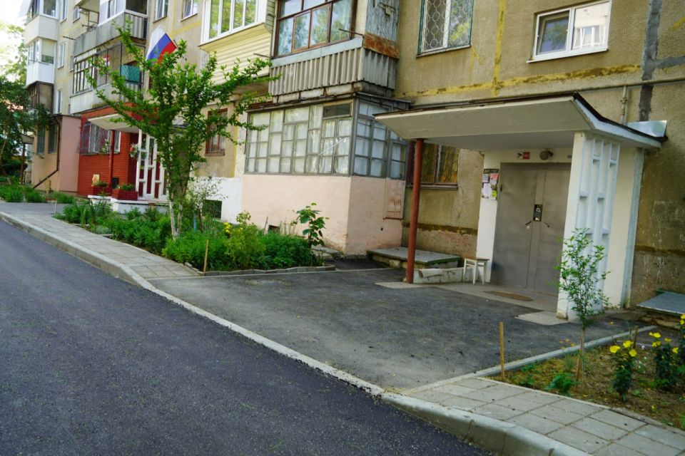 Глава администрации Керчи Олег Каторгин держит на контроле благоустройство придомовых территорий в городе