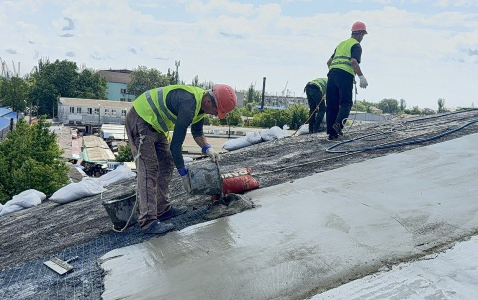 В крытом корпусе центрального рынка ведется ремонт купола