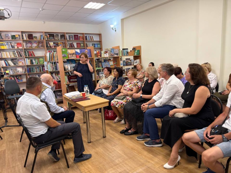 В Черноморской центральной районной библиотеке им. О. Корсовецкого прошла творческая встреча с поэтом и писателем Виктором Слипенчуком