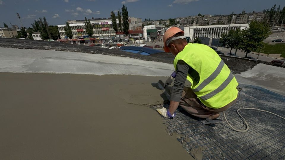 В крытом корпусе центрального рынка ведется ремонт купола