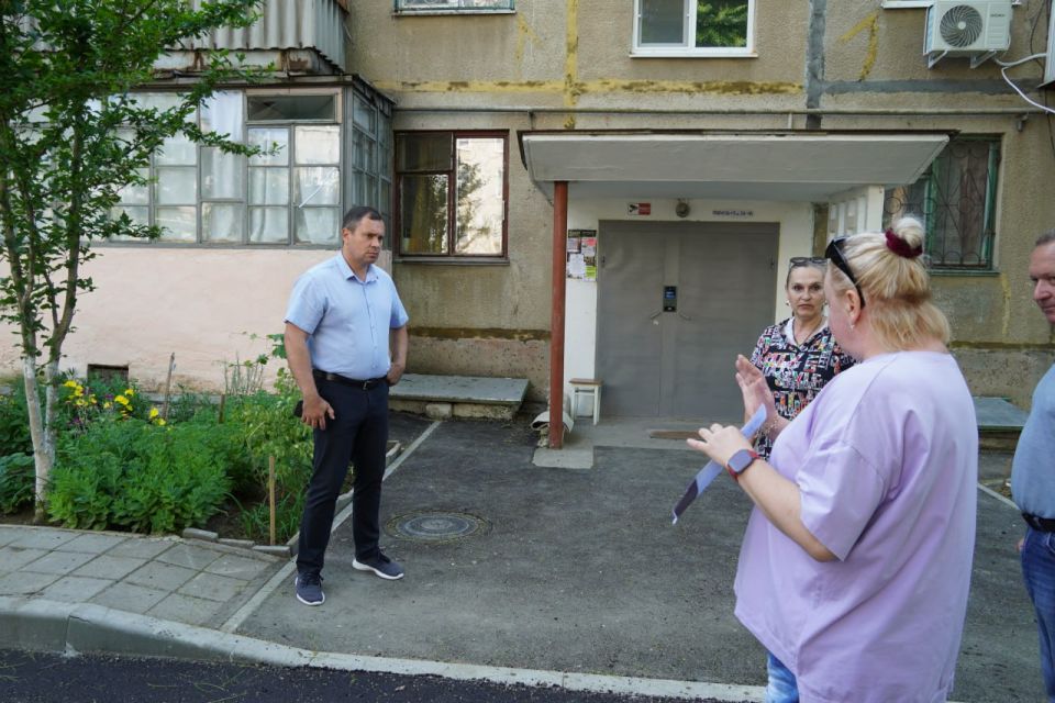 Глава администрации Керчи Олег Каторгин держит на контроле благоустройство придомовых территорий в городе