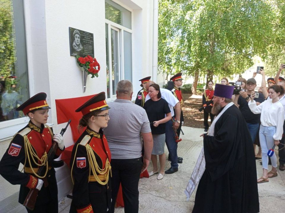 Памятную доску погибшему военкору Александру Федорчаку открыли в Нижнегорской школе-лицее №1