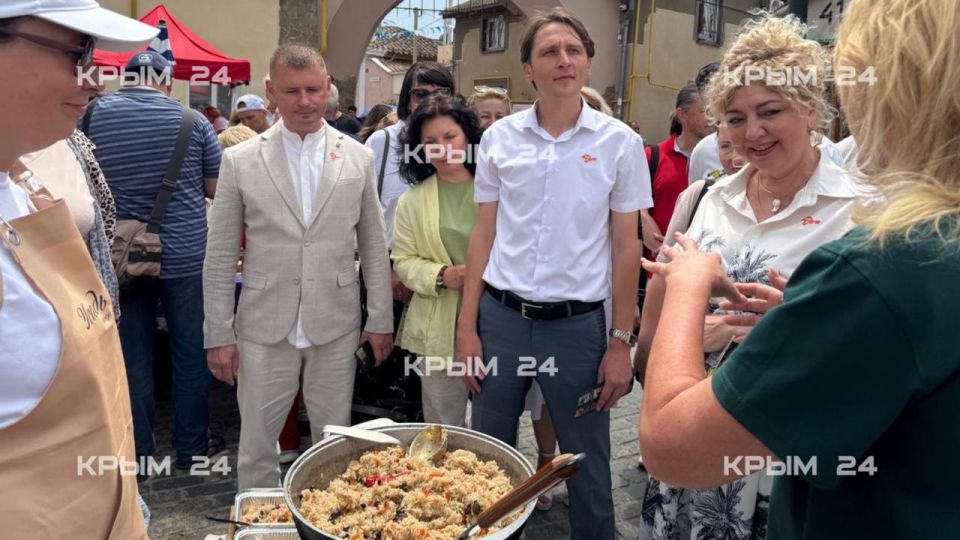 В Евпатории представителям общепита Крыма презентовали проект «В Крыму ЕСТЬ» В Евпатории представителям общепита Крыма презентовали проект «В Крыму ЕСТЬ»