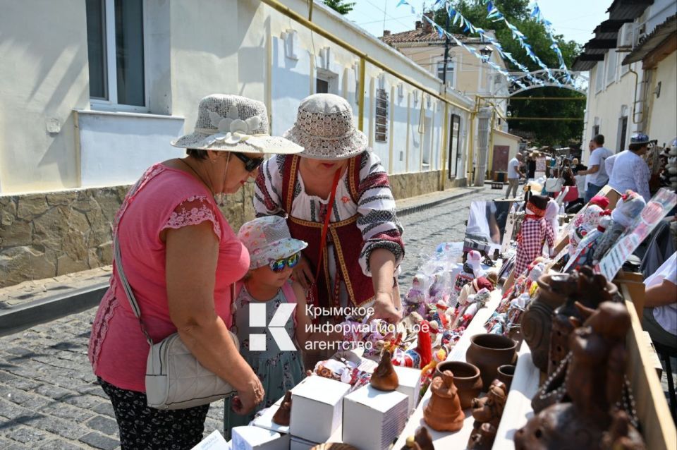 Наш фоторепортаж с выставки-ярмарки «Крымский сувенир», которая открылась на туристическом маршруте «Малый Иерусалим» в Евпатории Наш фоторепортаж с выставки-ярмарки «Крымский сувенир», которая открылась на туристическом маршруте «Малый Иерусалим» в Евпатории