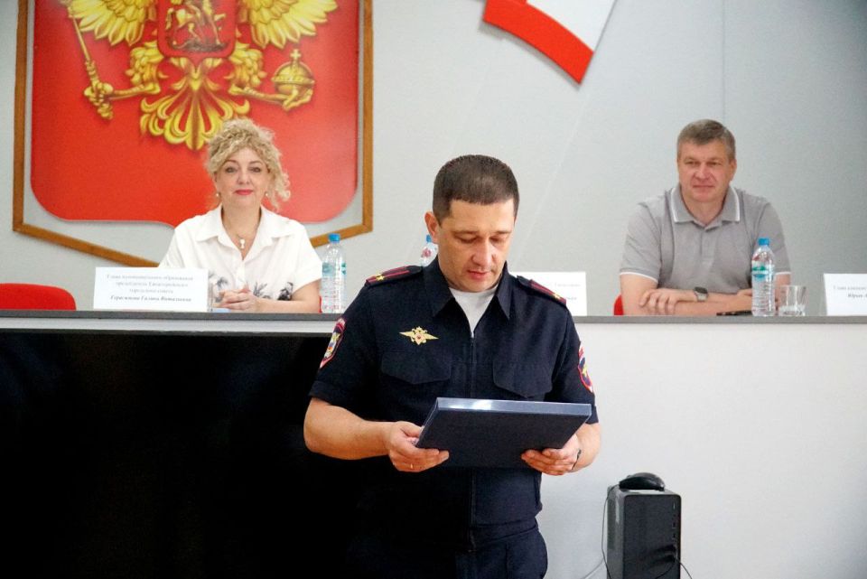 Александр Юрьев: Сегодня совместно с главой города Галиной Герасимовой и начальником Отдела МВД России по г. Евпатории подполковником полиции Арсеном Сейтасановым вручили грамоты и благодарности сотрудникам ОМВД России по г.... Александр Юрьев: Сегодня совместно с главой города Галиной Герасимовой и начальником Отдела МВД России по г. Евпатории подполковником полиции Арсеном Сейтасановым вручили грамоты и благодарности сотрудникам ОМВД России по г....