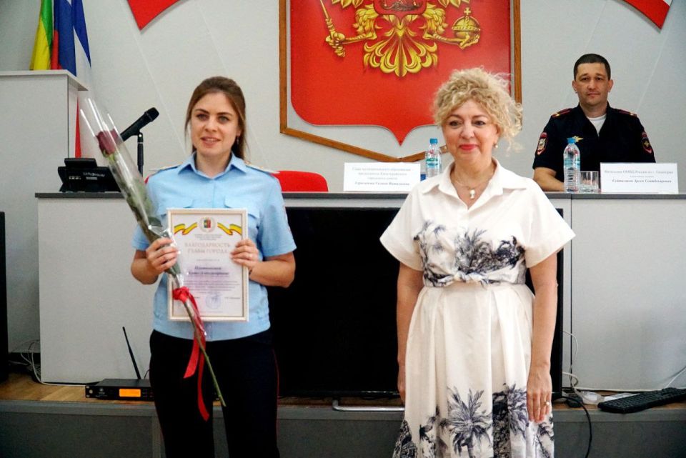 Александр Юрьев: Сегодня совместно с главой города Галиной Герасимовой и начальником Отдела МВД России по г. Евпатории подполковником полиции Арсеном Сейтасановым вручили грамоты и благодарности сотрудникам ОМВД России по г.... Александр Юрьев: Сегодня совместно с главой города Галиной Герасимовой и начальником Отдела МВД России по г. Евпатории подполковником полиции Арсеном Сейтасановым вручили грамоты и благодарности сотрудникам ОМВД России по г....