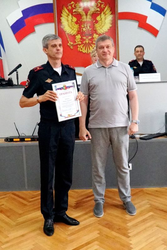 Александр Юрьев: Сегодня совместно с главой города Галиной Герасимовой и начальником Отдела МВД России по г. Евпатории подполковником полиции Арсеном Сейтасановым вручили грамоты и благодарности сотрудникам ОМВД России по г.... Александр Юрьев: Сегодня совместно с главой города Галиной Герасимовой и начальником Отдела МВД России по г. Евпатории подполковником полиции Арсеном Сейтасановым вручили грамоты и благодарности сотрудникам ОМВД России по г....
