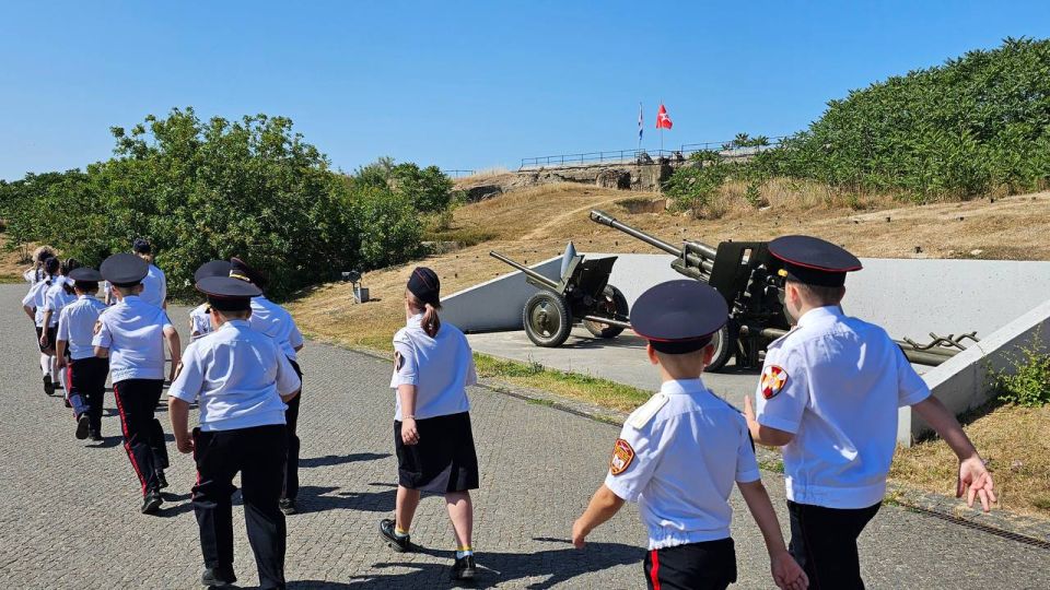 В рамках акции «Каникулы с Росгвардией» подшефные ученики ведомства посетили мемориальный комплекс Севастополя В рамках акции «Каникулы с Росгвардией» подшефные ученики ведомства посетили мемориальный комплекс Севастополя