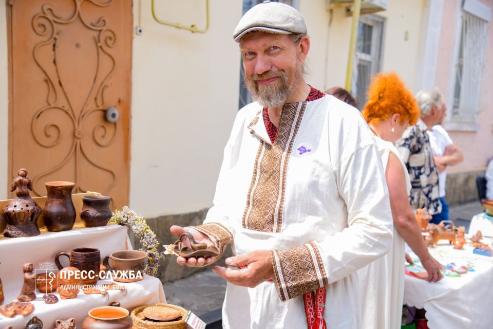 В Евпатории проходит выставка-ярмарка сувенирной продукции «Крымский сувенир» В Евпатории проходит выставка-ярмарка сувенирной продукции «Крымский сувенир»