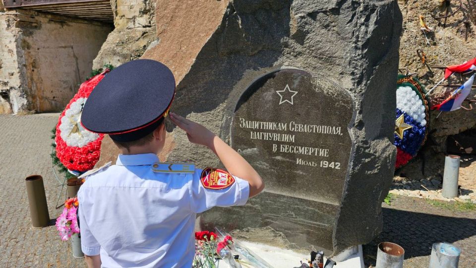 В рамках акции «Каникулы с Росгвардией» подшефные ученики ведомства посетили мемориальный комплекс Севастополя В рамках акции «Каникулы с Росгвардией» подшефные ученики ведомства посетили мемориальный комплекс Севастополя