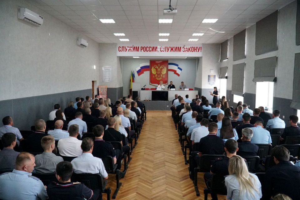 Александр Юрьев: Сегодня совместно с главой города Галиной Герасимовой и начальником Отдела МВД России по г. Евпатории подполковником полиции Арсеном Сейтасановым вручили грамоты и благодарности сотрудникам ОМВД России по г.... Александр Юрьев: Сегодня совместно с главой города Галиной Герасимовой и начальником Отдела МВД России по г. Евпатории подполковником полиции Арсеном Сейтасановым вручили грамоты и благодарности сотрудникам ОМВД России по г....